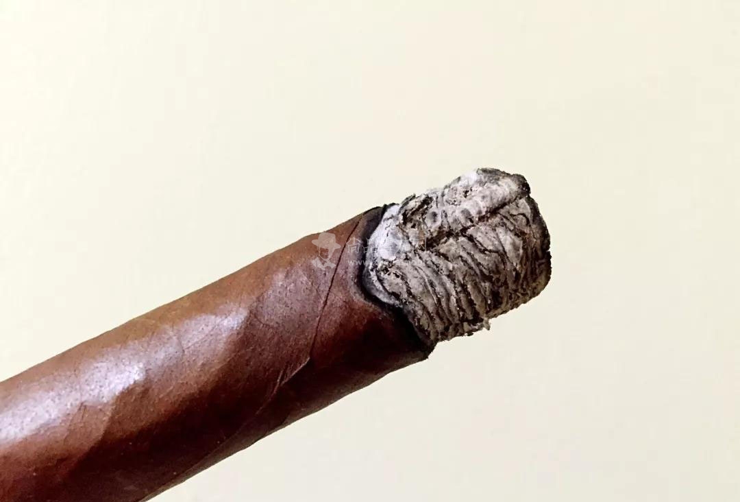 烟灰越长雪茄品质就越好吗？