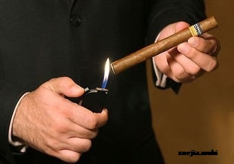 点燃雪茄